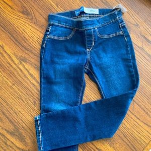Old Navy Pull On Skinny Jeans for girls. Size 6-7 (small). NWT